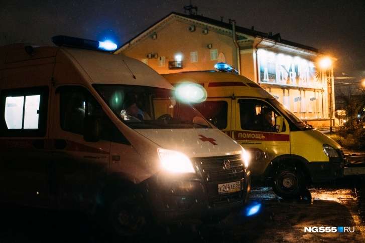 Медработники «скорой» привезли пациента с COVID к зданию Минздрава из-за отсутствия мест в больнице Медработники «скорой» привезли пациента с COVID к зданию Минздрава из-за отсутствия мест в больнице