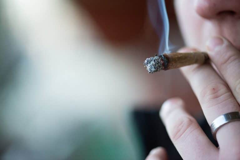 Ученые связали употребление каннабиса с развитием астмы