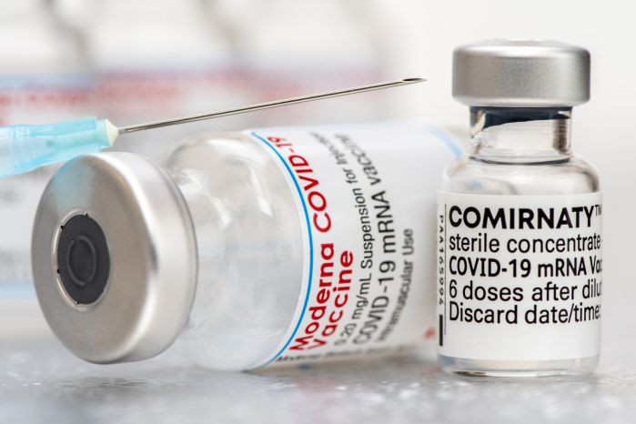 FDA отозвало экстренное разрешение на оригинальные вакцины Pfizer и Moderna от COVID-19